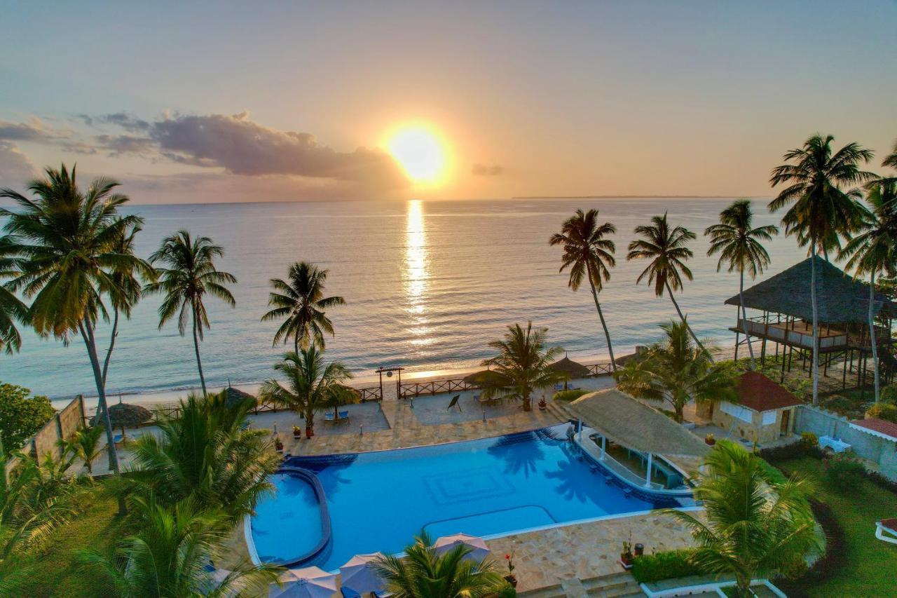 Sunny Palms Beach Bungalows Uroa Exterior photo
